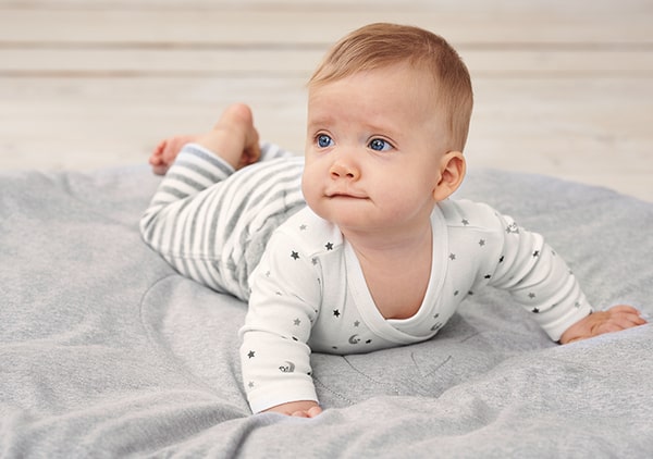 Tên bé phải đầy đủ thành tố, có nghĩa sáng rõ và mang ngụ ý tốt đẹp Tên bé phải đầy đủ thành tố, có nghĩa sáng rõ và mang ngụ ý tốt đẹp